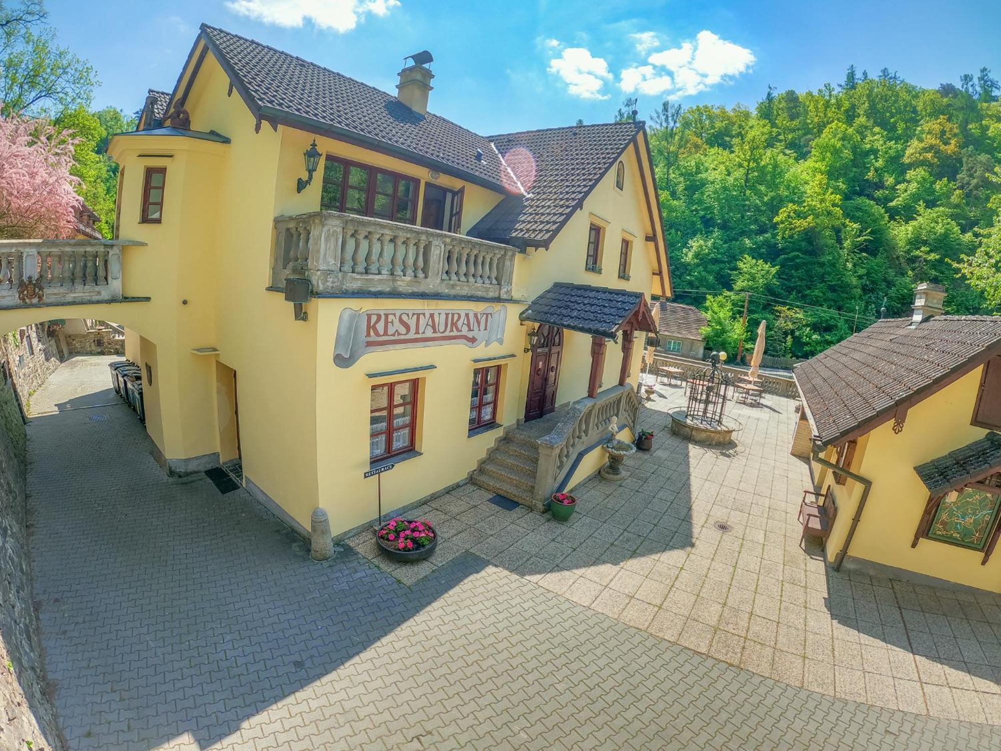 Resort U Jelena Křivoklát 外观 照片